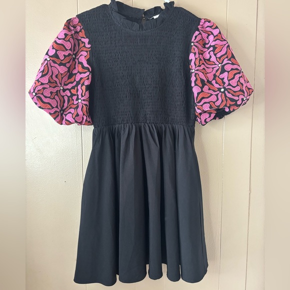 entro Dresses & Skirts - Women’s Entro Puff Embroidered Sleeve Size Small Black Dress with Pockets